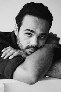 沉思男子倚臂凝视镜头