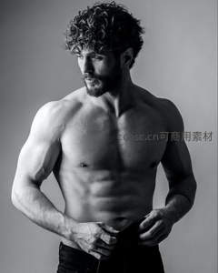 卷发肌肉男黑白肖像特写