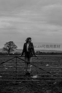 乡间栅栏旁沉思女子
