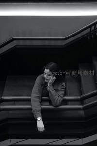 楼梯间静坐沉思的女子