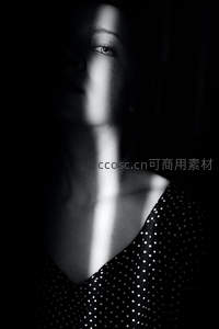 光束穿透黑暗中的女性脸庞