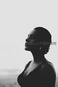 侧脸剪影，凝望远方的宁静瞬间