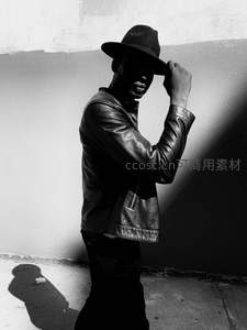 皮衣礼帽，墙边光影中的酷帅姿态