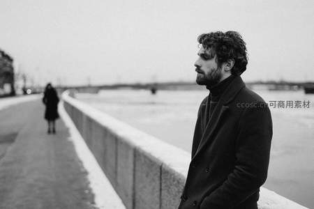 河畔独行，冬日桥上的沉思身影