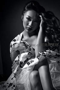 黑白光影中的优雅女性肖像