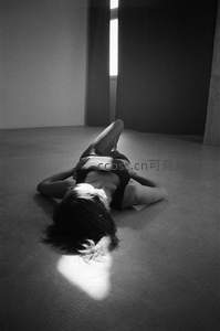 光束下的地面人体艺术写真