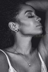 闭目享受珠宝点缀的女性侧颜