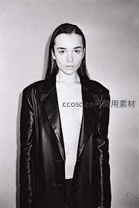 皮衣少女直视镜头的冷峻特写
