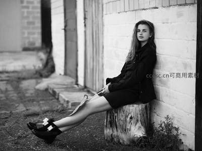 黑白光影下的沉思少女