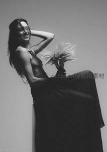 手持麦穗微笑的优雅女性