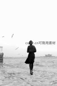 海边石径上奔跑的背影剪影