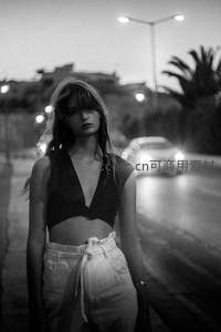 夜街少女凝视镜头的黑白街拍