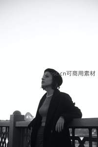 桥上沉思女子，贝雷帽下的文艺气息