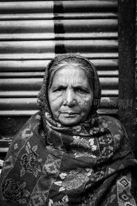 岁月刻痕的凝视，老妇人沉静面容特写