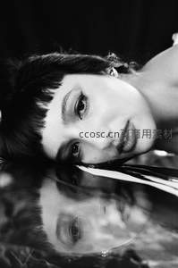 水面倒影中的侧颜，黑白情绪肖像