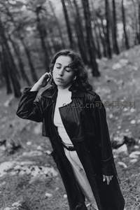 林间沉思的黑衣女子