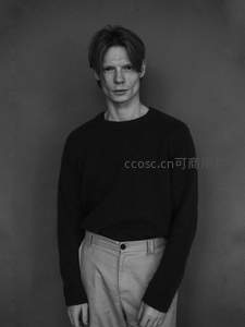 简约背景下的男性肖像