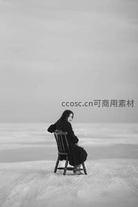 雪地孤椅上的沉思女子