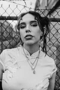 黑白光影下的旗袍女子与铁丝网