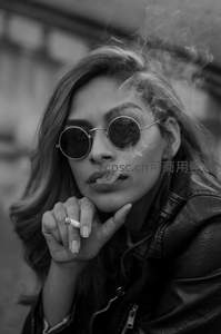 墨镜烟雾中的酷女孩黑白肖像