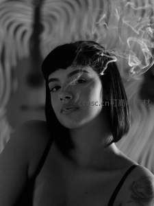 烟雾缭绕下的短发女子艺术照