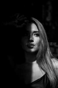 光影交错下的神秘女性面庞