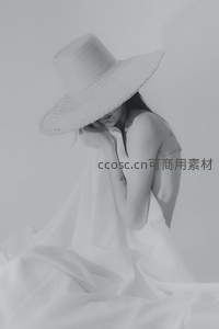 白裙宽檐帽女子沉思