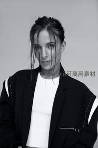 湿发女子西装内搭白色上衣