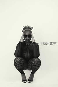 墨镜酷女蹲姿展现自信魅力