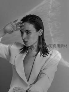 光影交错下白色西装的冷艳美人