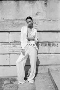 白色西装女子倚墙时尚大片