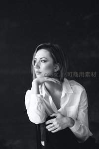 黑白光影中的沉思女性肖像