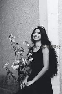 墙边绽放的笑容与花枝