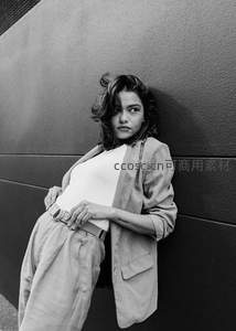 黑白光影下的都市女性时尚写真