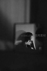 镜中倒影的朦胧情绪人像