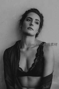 优雅蕾丝内衣与慵懒姿态特写