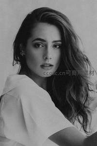 柔光下长发飘逸的女性凝视镜头