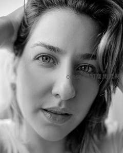 近距离捕捉女性眼神的情绪力量