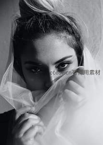 面纱下的神秘眼神凝视