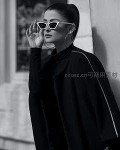 街拍时尚女郎的冷艳姿态