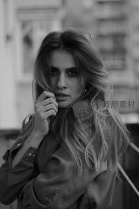 风中飘发的街头美女特写