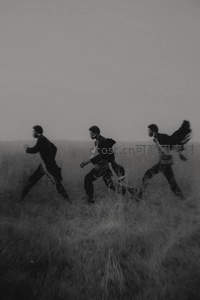 草地上奔跑的三人身影