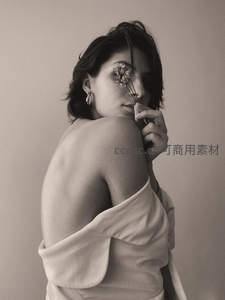 花朵遮面的侧颜艺术照