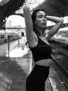 雨后车站的优雅身影