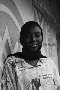 报纸印花衬衫的微笑女子