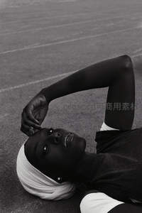 跑道上仰卧的黑人女性