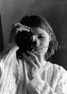 少女手持相机自拍瞬间