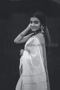 传统纱丽女子回眸微笑