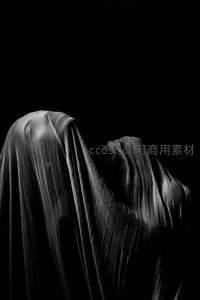 神秘布料下的抽象人体轮廓
