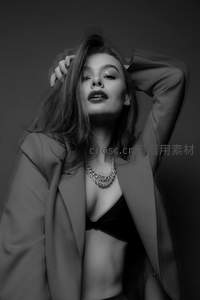 时尚女郎姿态优雅